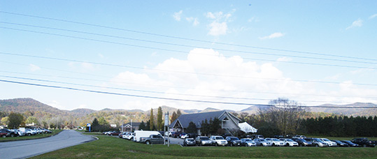 Little River Outfitters with the parking lot full at Fly Tyers Weekend